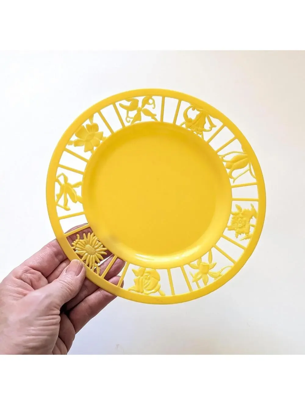 MCM Vintage Plastic Luncheon Plate Holders - Picnic Plates